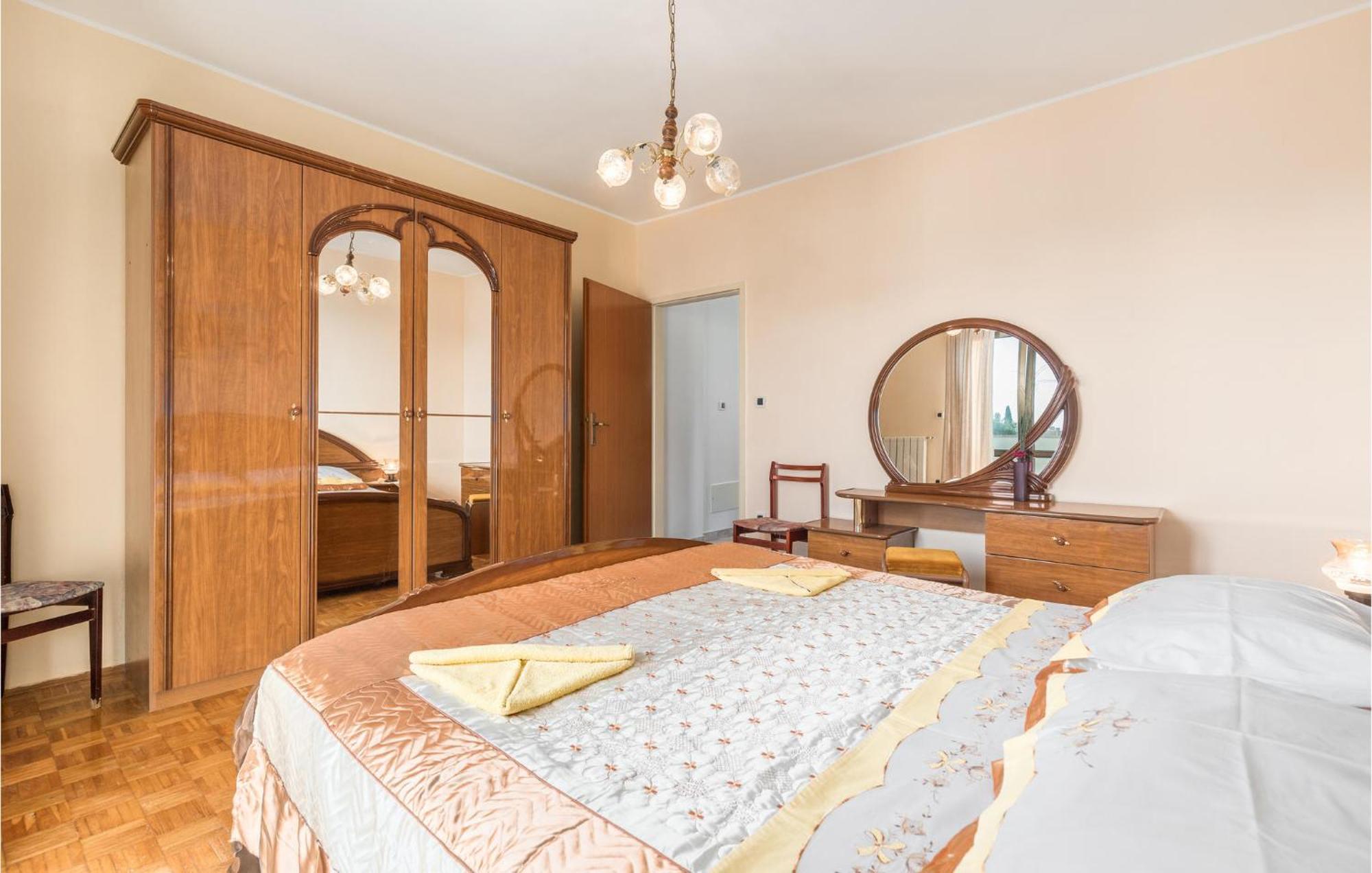 Beautiful Home In Visnjan With Wifi Екстериор снимка